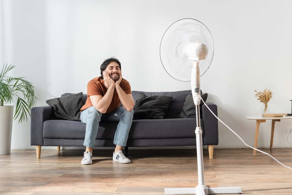 a fan and a dehumidifier make room feel cooler